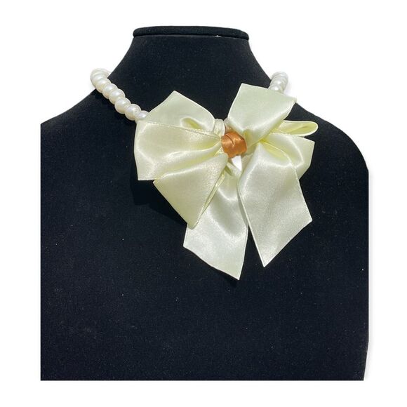 Handmade Fashion Dog Collar Fake Pearl Cream Bow - Picture 1 of 4